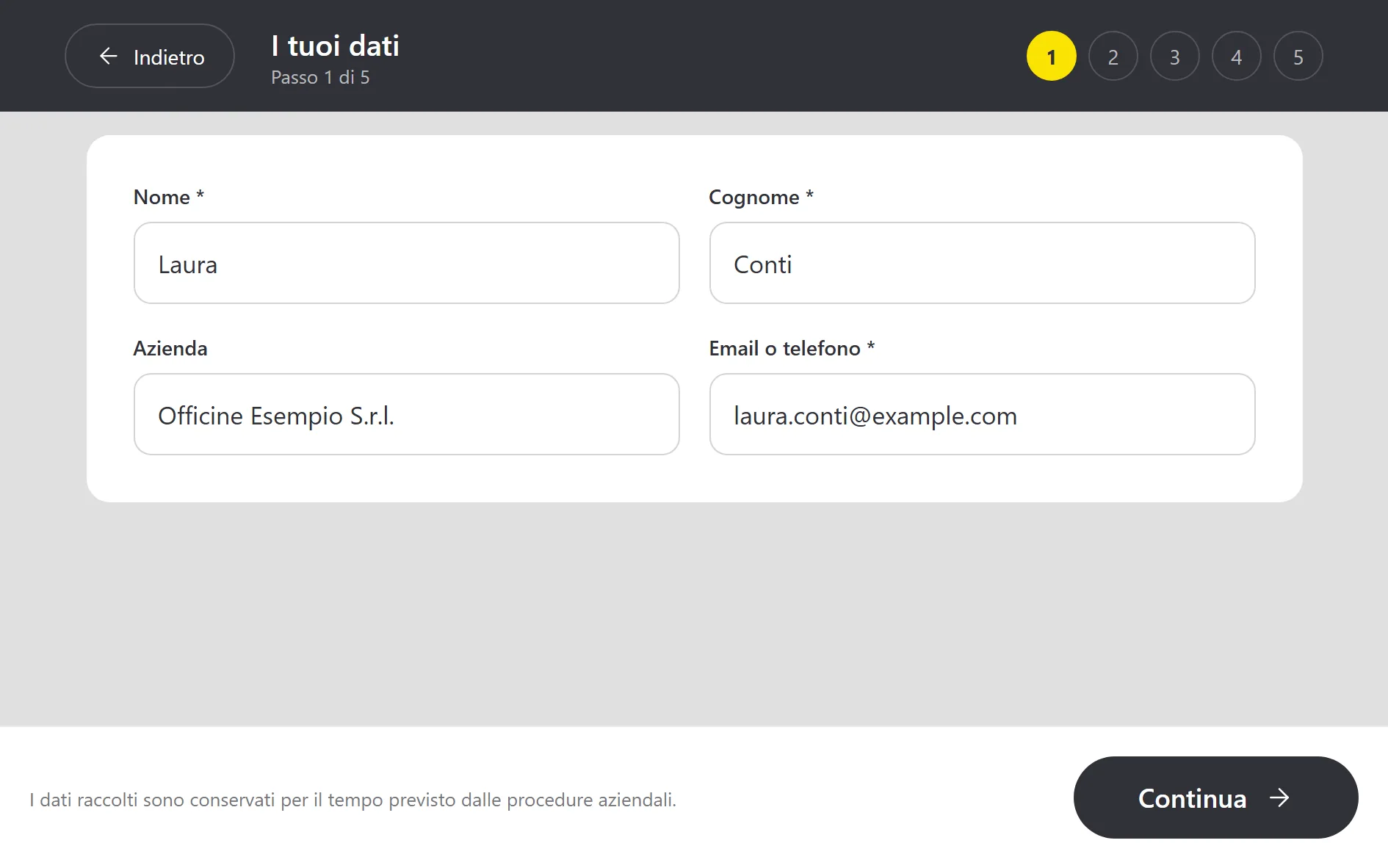 Registrazione al chiosco, passo 1 di 5: nome, cognome, azienda ed email della visitatrice già scritti, e il pulsante Continua.