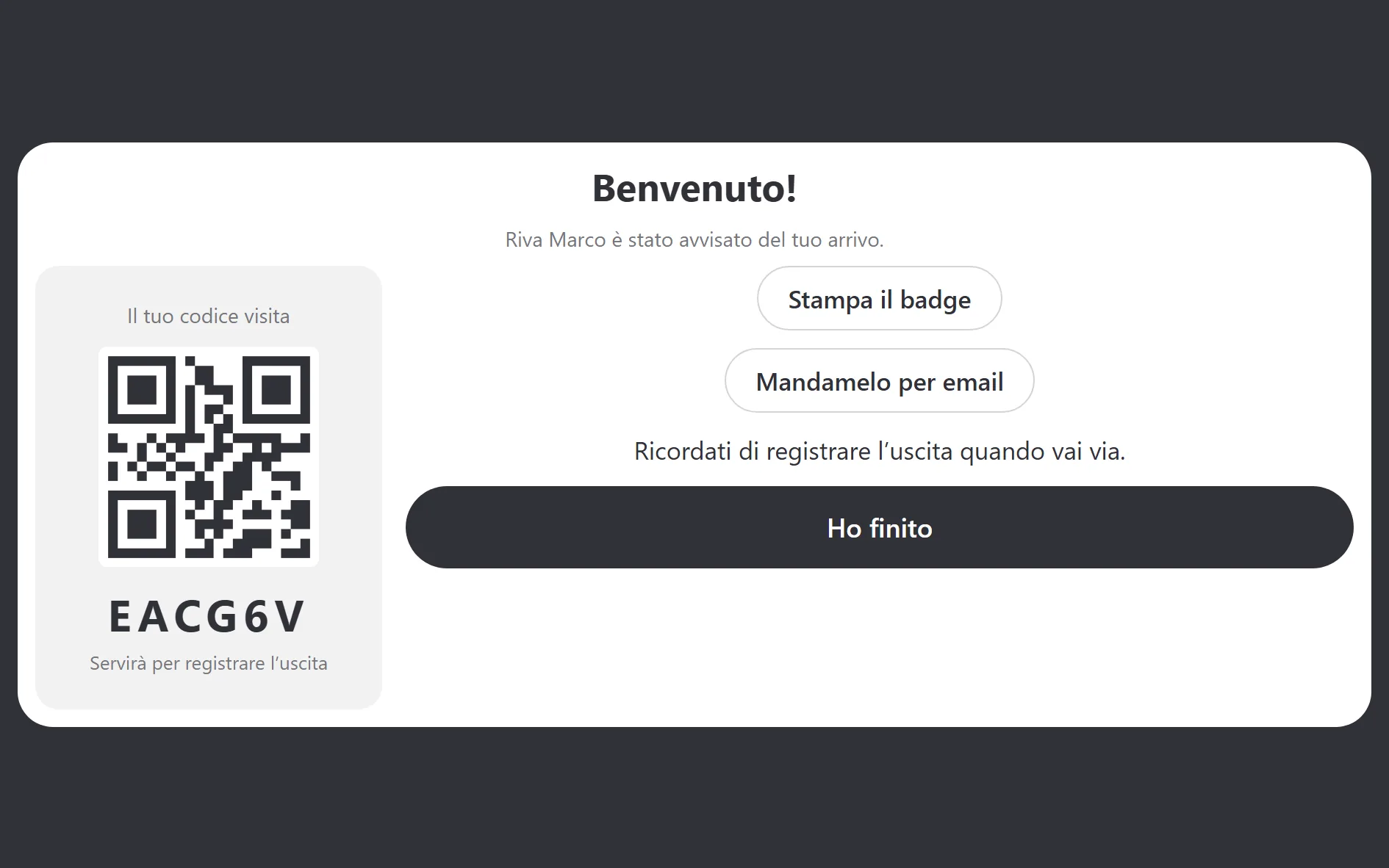 Fine della registrazione al chiosco: «Benvenuto!», il referente è stato avvisato, il codice della visita EACG6V con il suo QR, e i pulsanti Stampa il badge, Mandamelo per email e Ho finito.